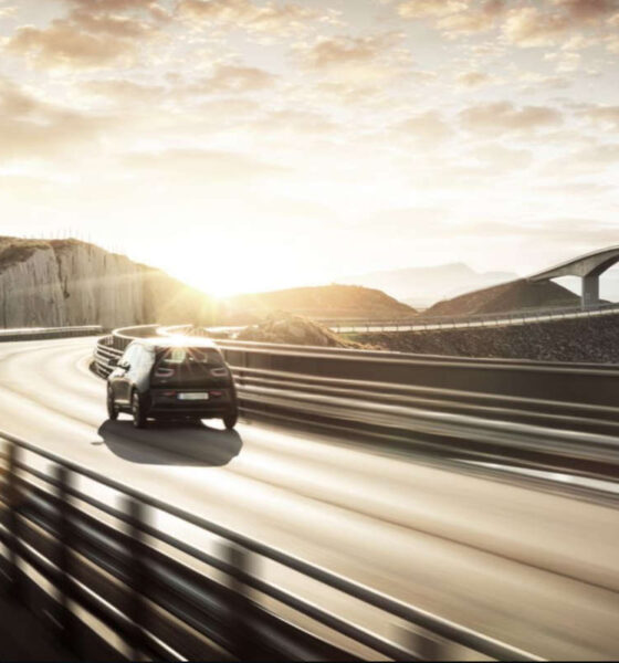 auto elettrica su strada