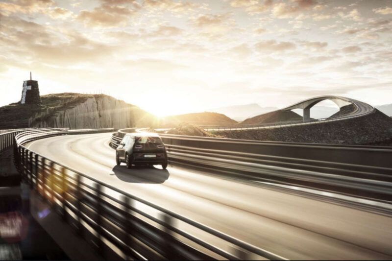 auto elettrica su strada