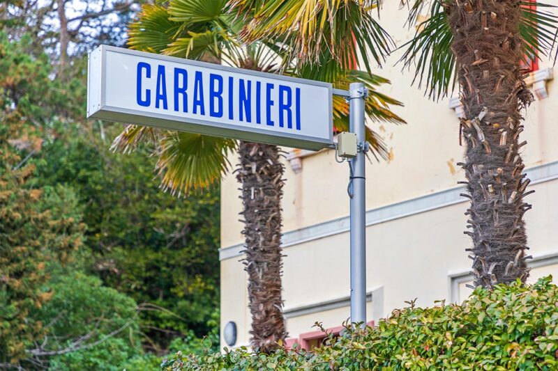 Carabinieri, insegna della caserma