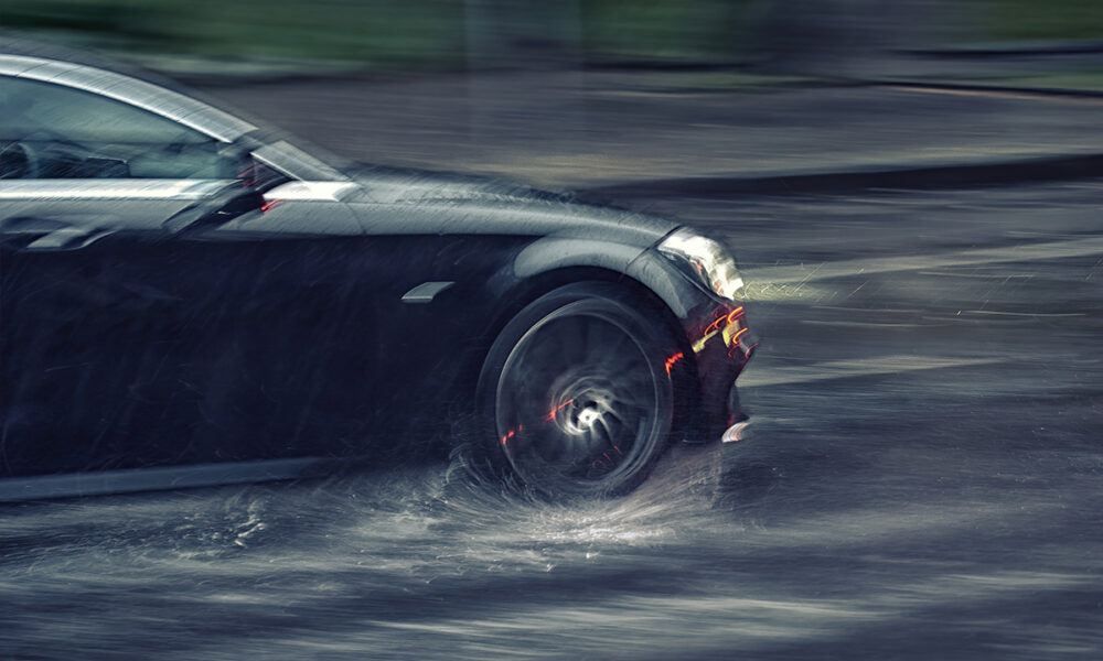 Che cos'è il fenomeno dell'aquaplaning e come prevenirlo Che cos'è il fenomeno dell'aquaplaning e come prevenirlo