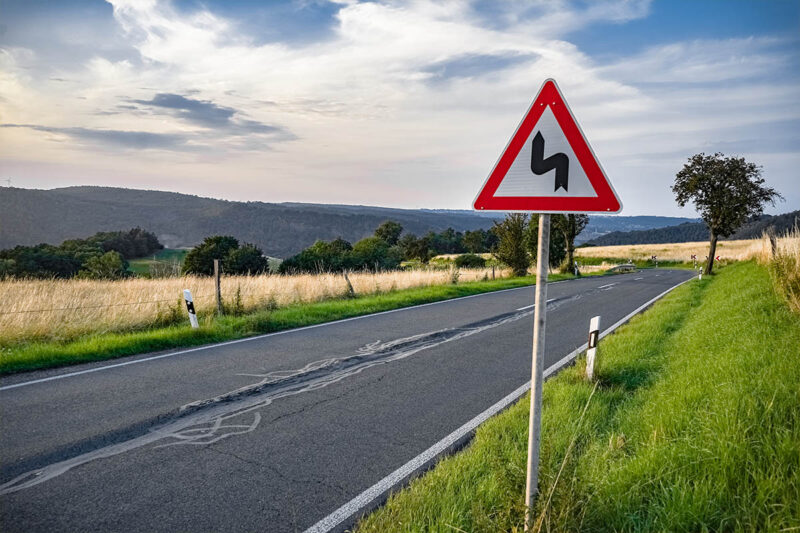 Segnali Di Pericolo: Quali Sono I Cartelli Stradali Di Pericolo