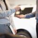 Uomo da chiavi in mano dell'auto ad altro uomo