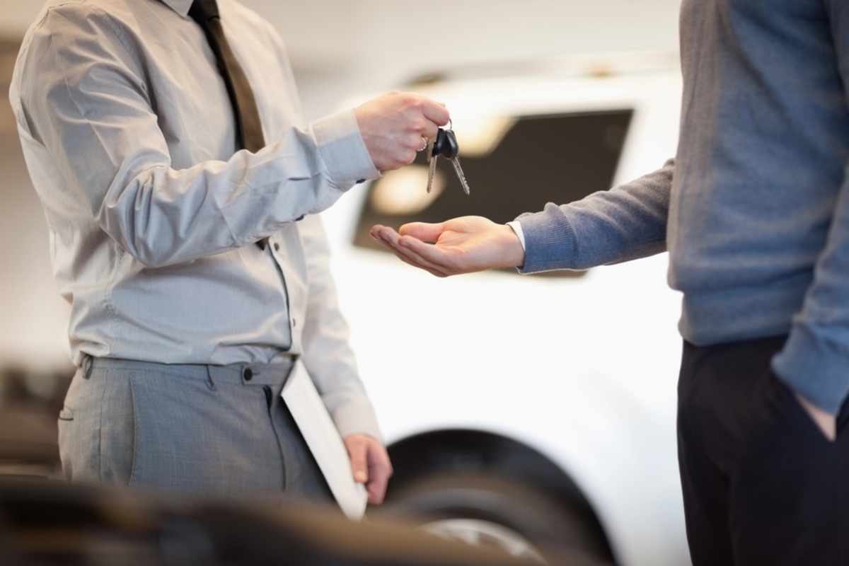 Uomo da chiavi in mano dell'auto ad altro uomo