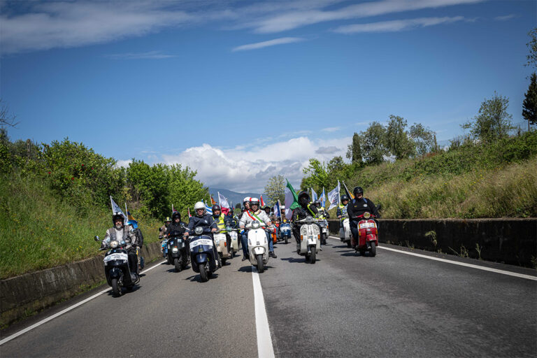 La grande parata del Vespa World Days 2024 un corteo storico da record
