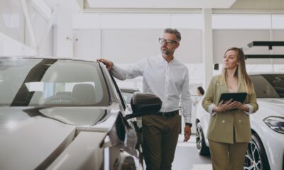Uomo donna comprare macchina concessionario noleggio auto