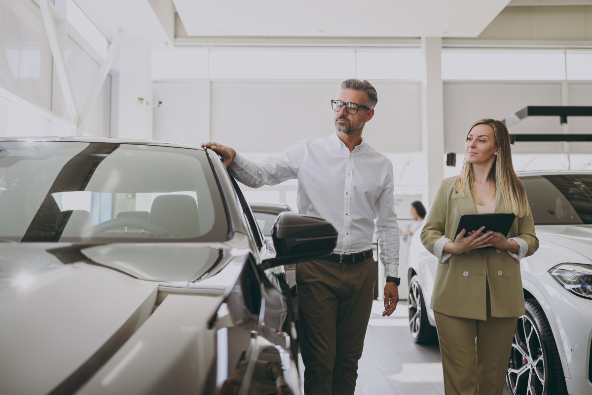 Uomo donna comprare macchina concessionario noleggio auto