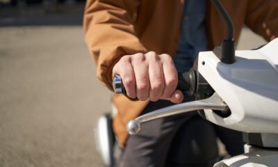 motociclista in scooter