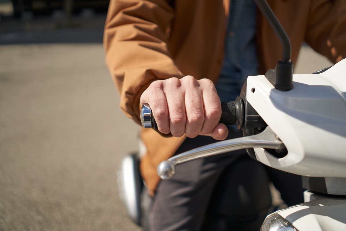 motociclista in scooter