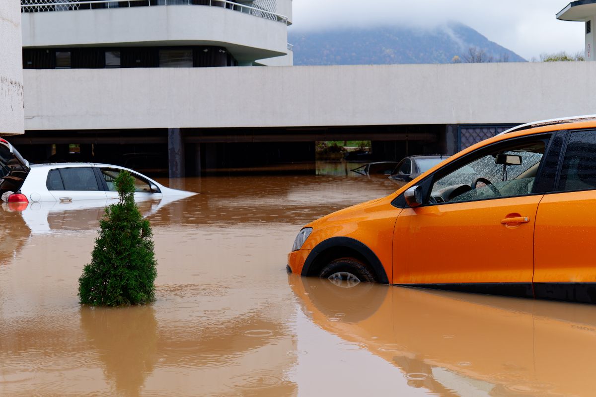 alluvione, auto sott'acqua