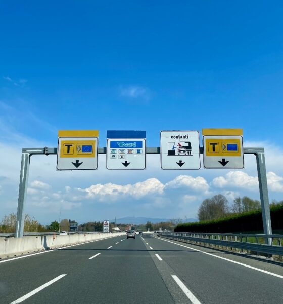 Autostrada cartelli pedaggio Telepass