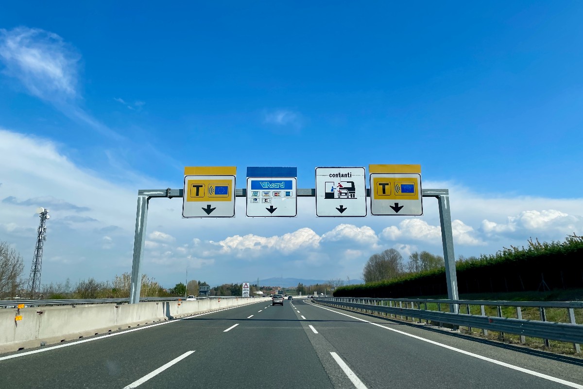 Autostrada cartelli pedaggio Telepass