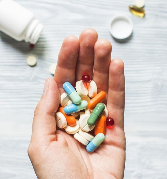 Mano aperta con una varietà di farmaci
