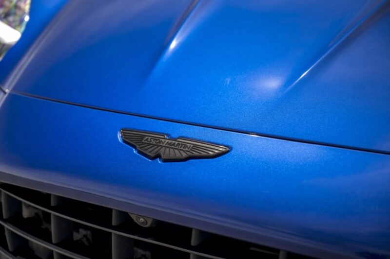 Aston Martin Vantage, Ion Blue, logo