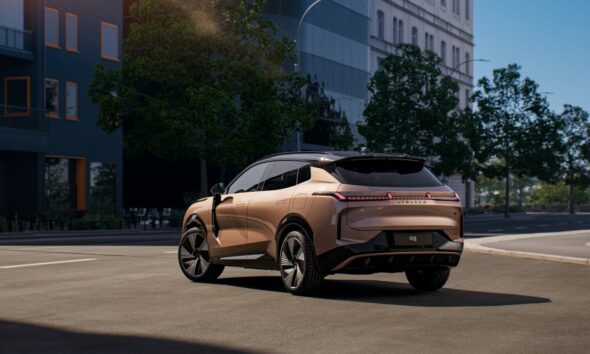 Nuova Lynk & Co 08 ibrida plug-in