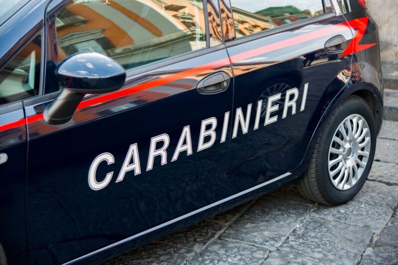 Primo piano di un'auto dei Carabinieri