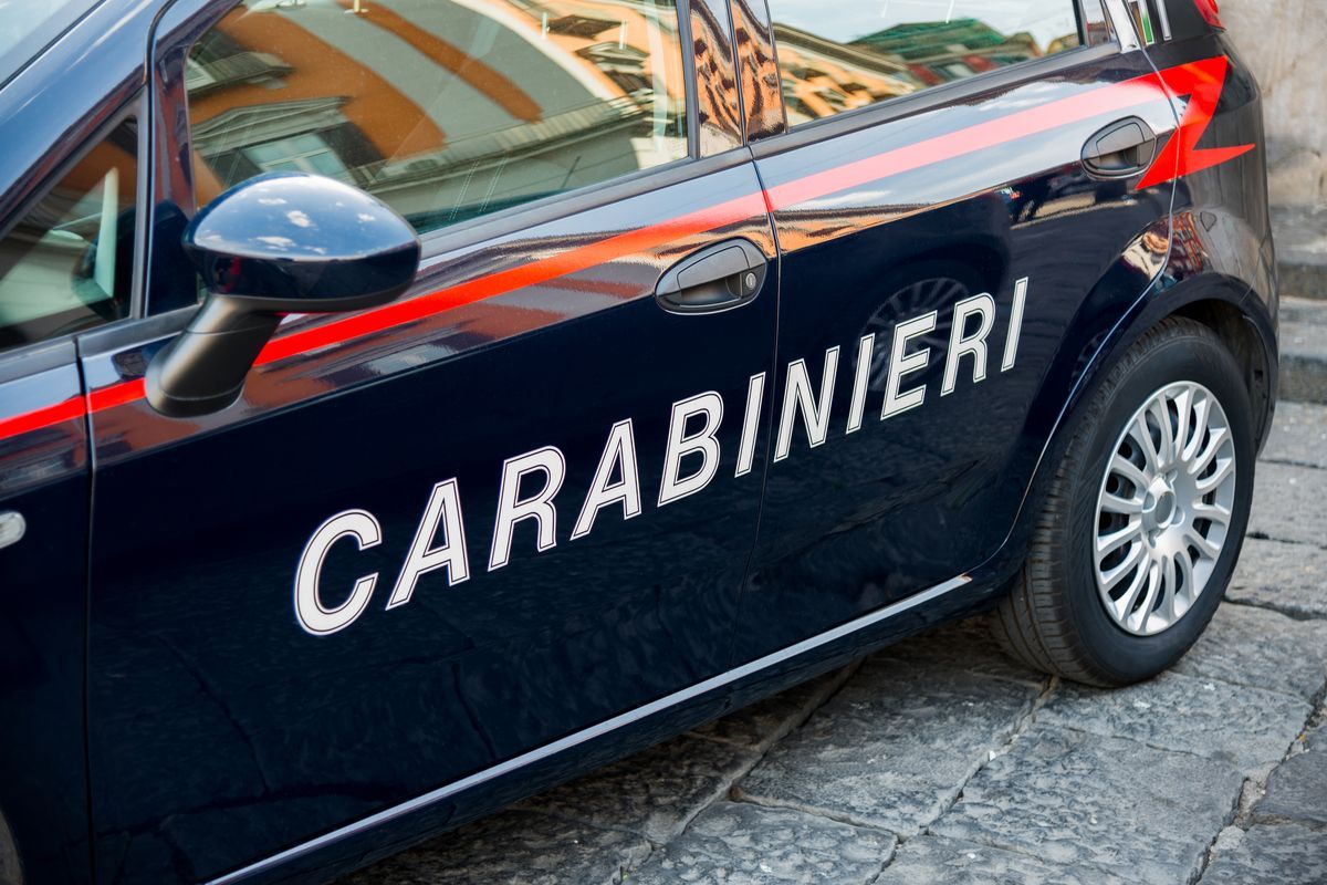 Primo piano di un'auto dei Carabinieri