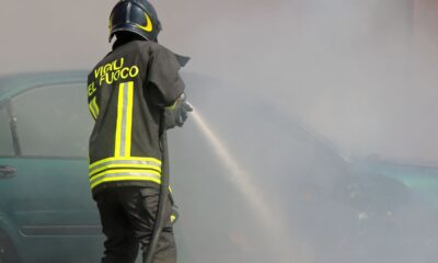 Vigile del fuoco, spegne incendio auto