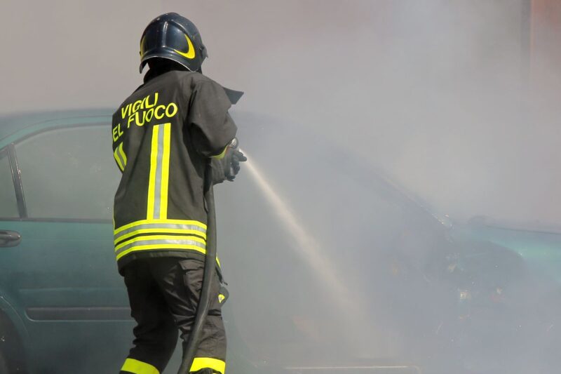 Vigile del fuoco, spegne incendio auto