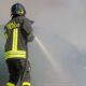 Vigile del fuoco, spegne incendio auto