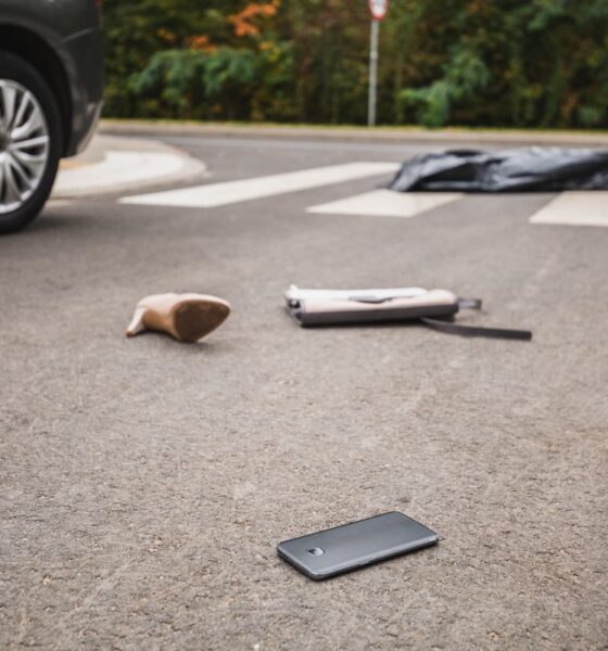 Oggetti in strada, incidente con pedone