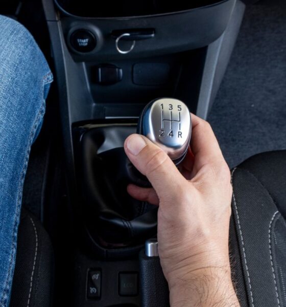 Auto con leva del cambio manuale
