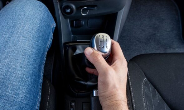 Auto con leva del cambio manuale