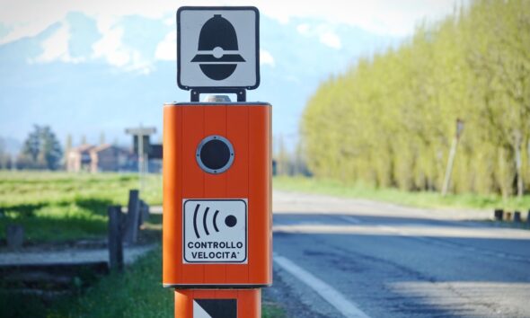 Colonnina autovelox per controllo della velocità