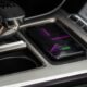 Smartphone si ricarica wireless in auto