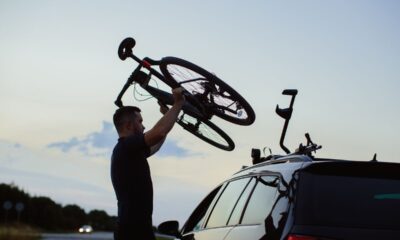 Uomo posiziona una bici sul tetto della sua auto