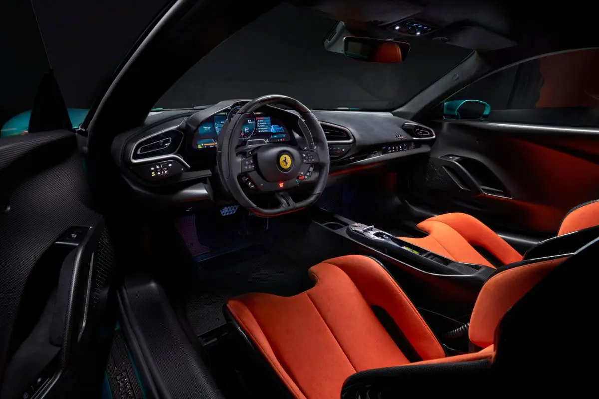 Gli interni della Ferrari 296 Speciale