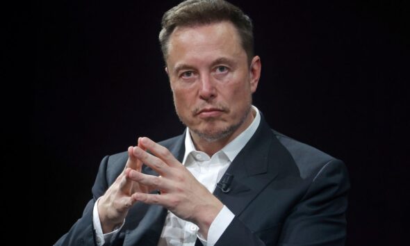 Elon Musk alla conferenza Viva Technology 2023 a Parigi