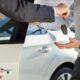 Consegna delle chiavi di un auto