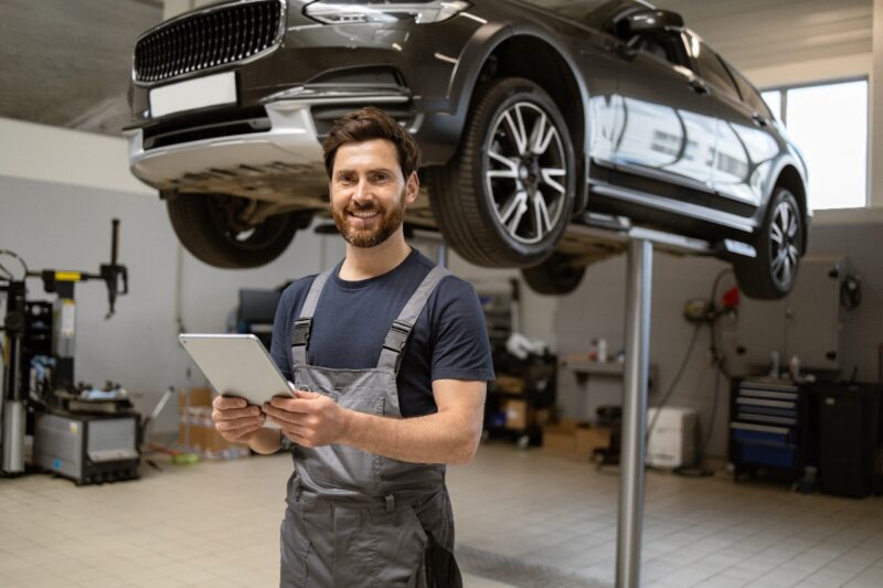 Meccanico sorridente in officina