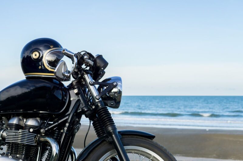 Moto stile Harley in spiaggia