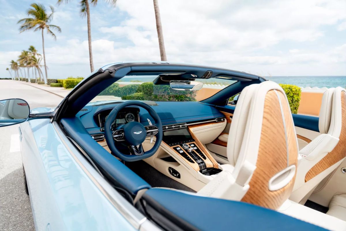 Gli interni della nuova Aston Martin DB12 Volante - Palm Beach Edition