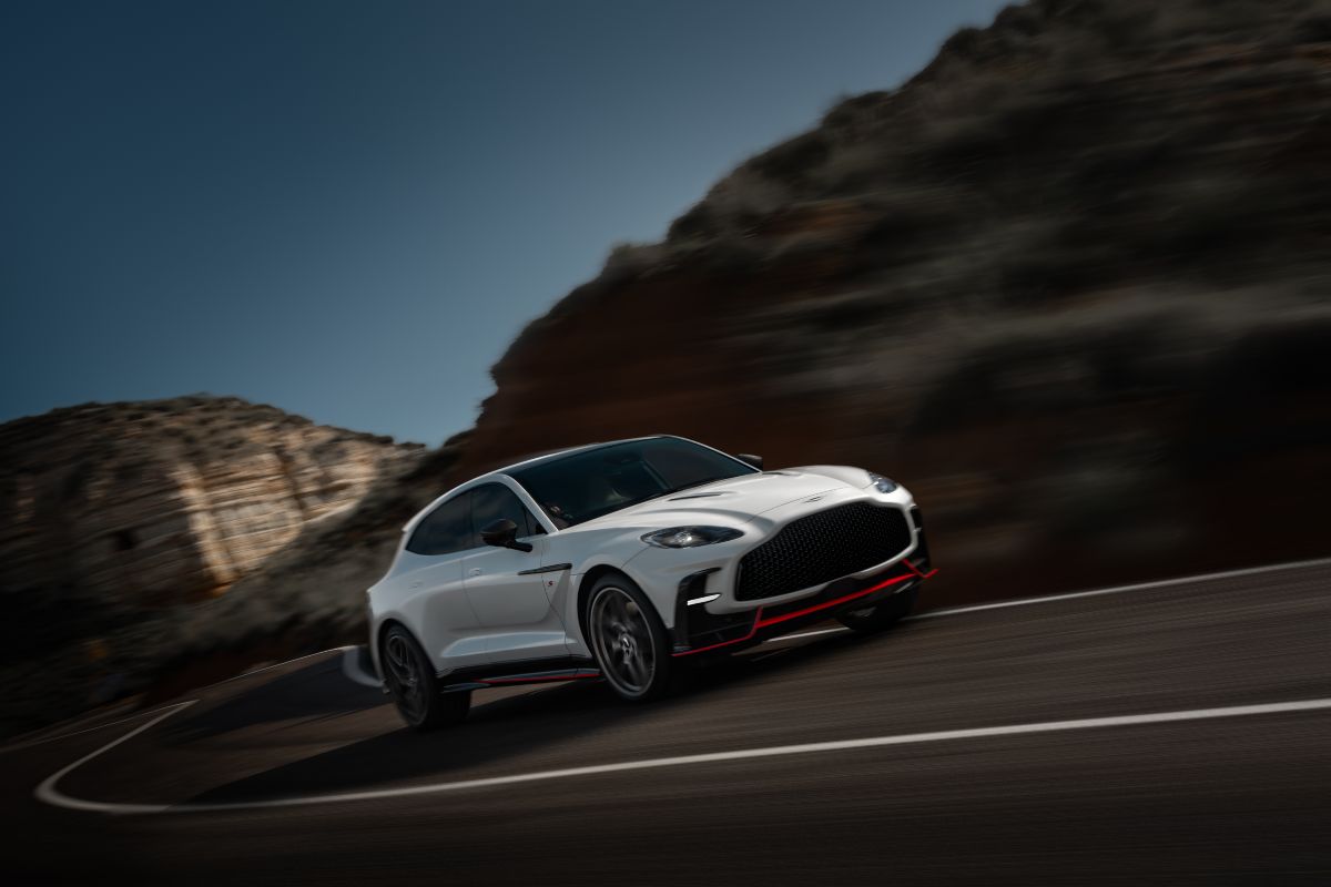 La nuova Aston Martin DBX S