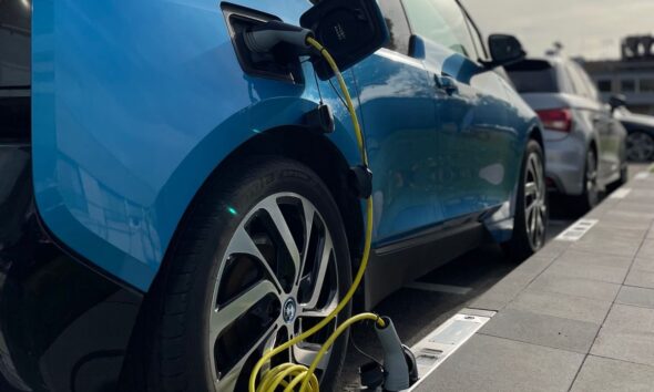 Rheinmetall, ricarica auto elettriche dal marciapiede