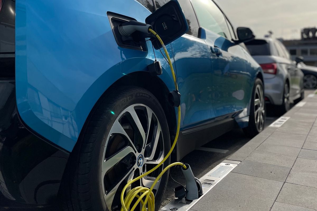 Rheinmetall, ricarica auto elettriche dal marciapiede