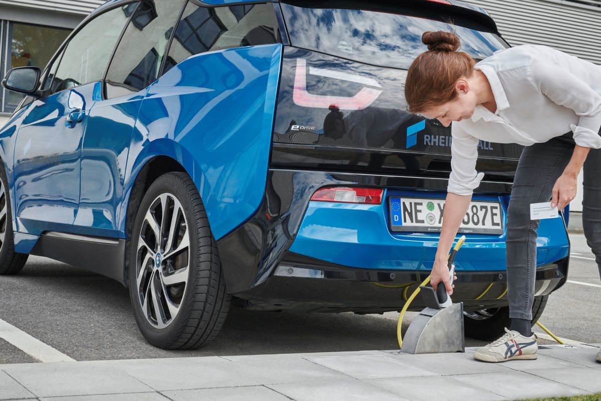 Rheinmetall, ricarica auto elettriche dal marciapiede