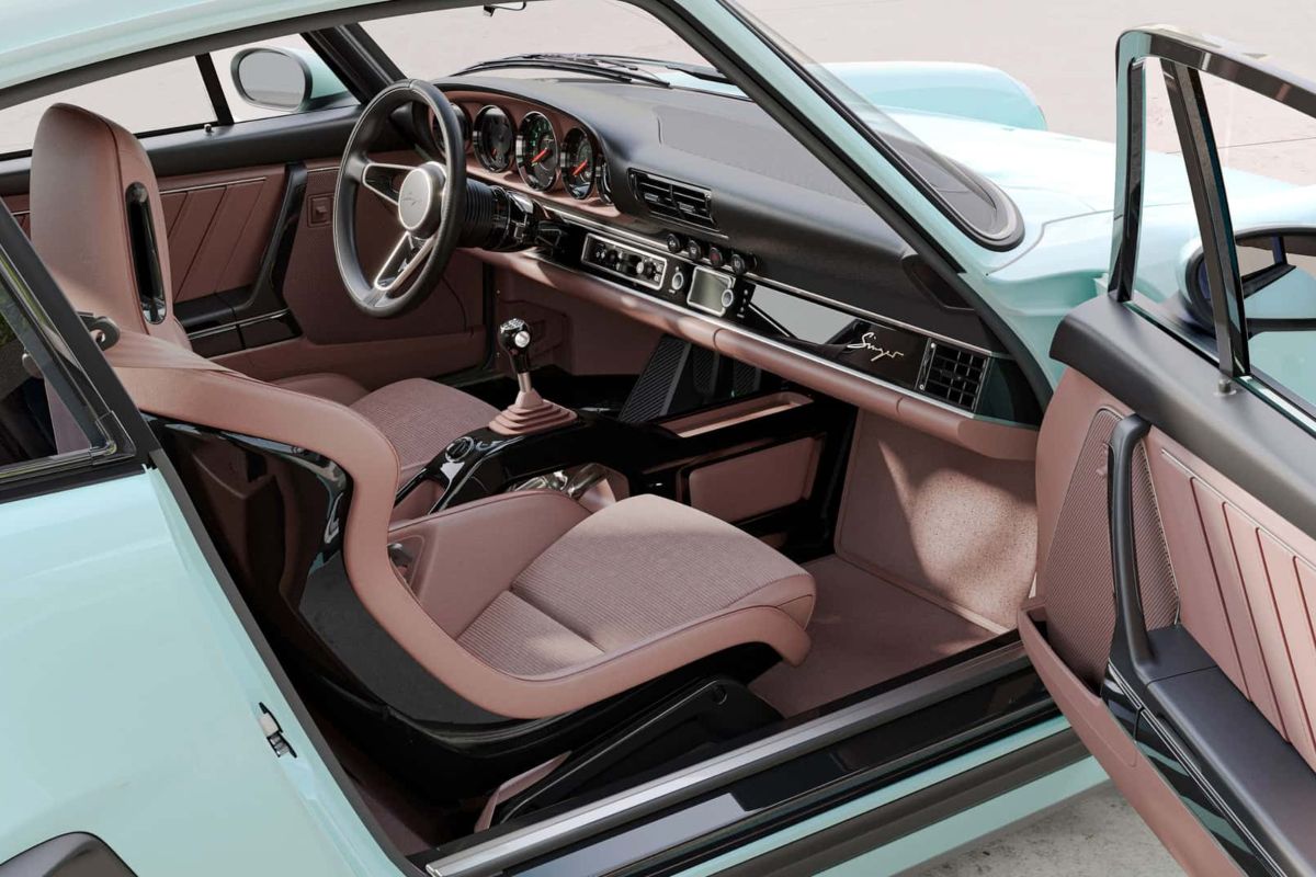 Gli interni della Singer Porsche Carrera 911 Coupè, restomod