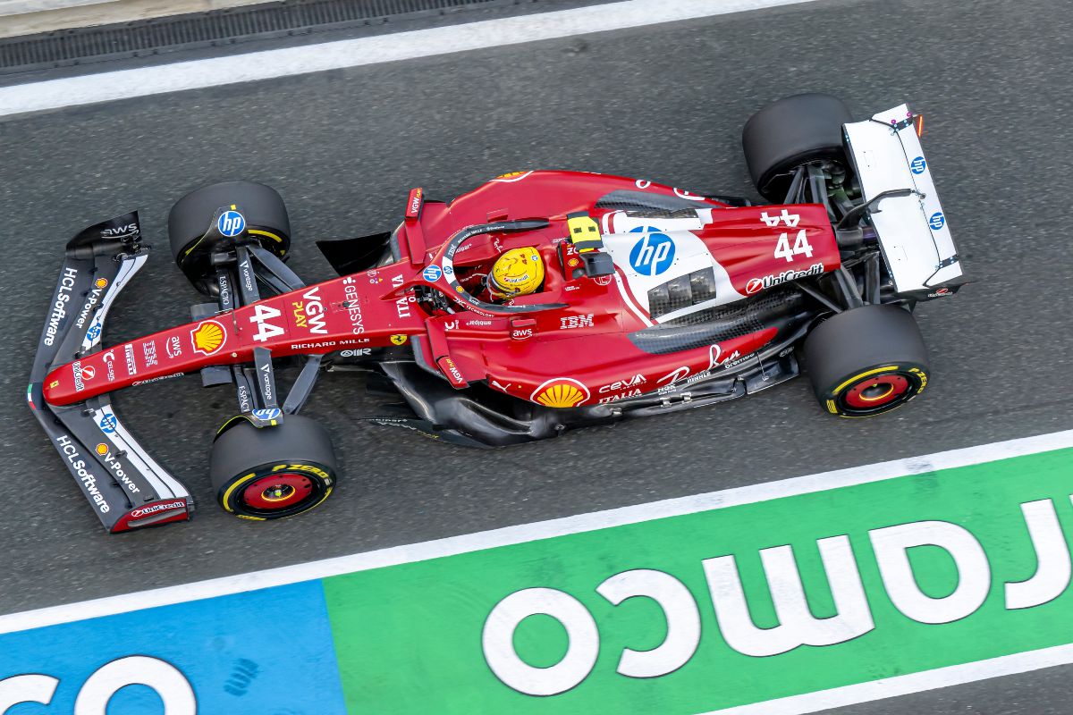 Lewis Hamilton al volante della Ferrari SF-25
