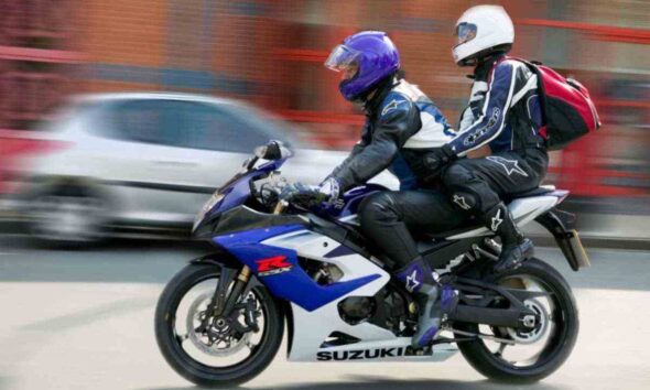 In due sulla moto