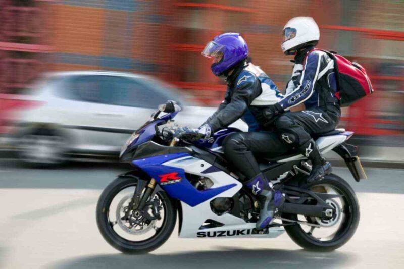 In due sulla moto