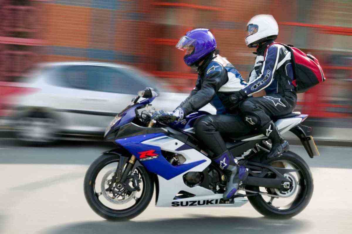 In due sulla moto