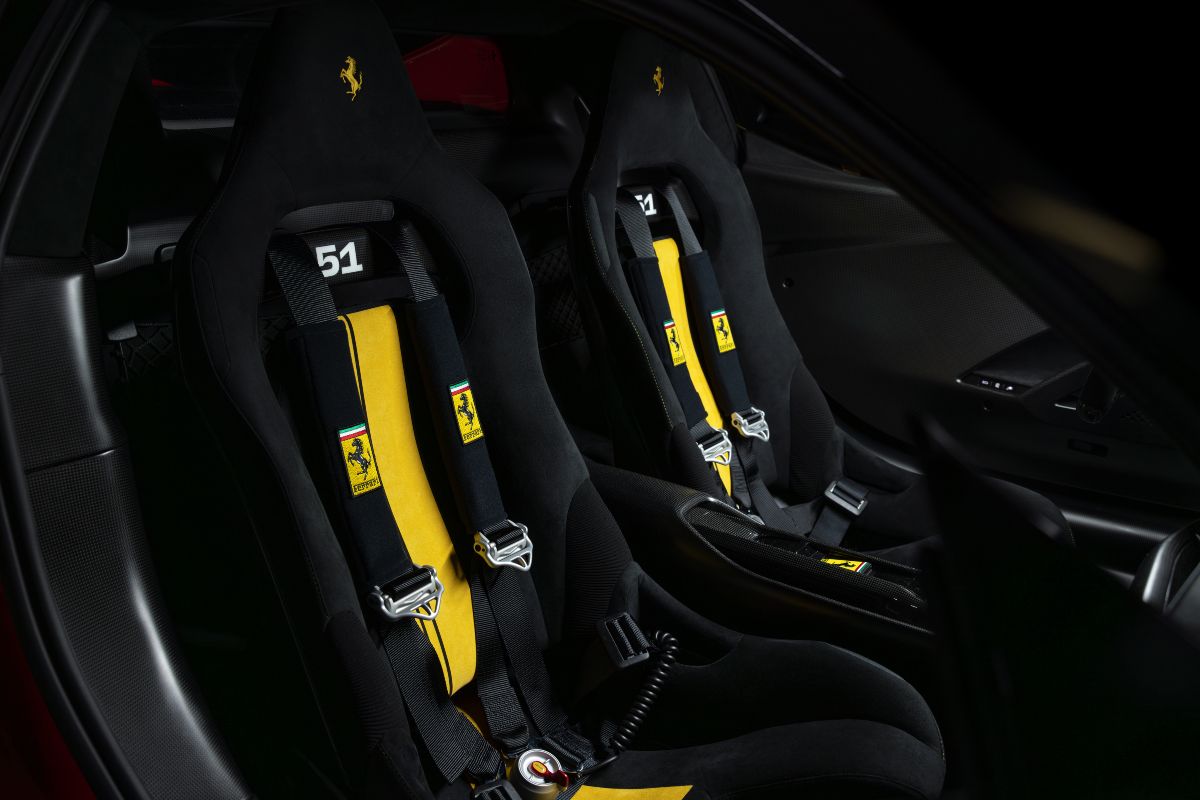 Gli interni della Ferrari 296 Speciale Piloti Ferrari