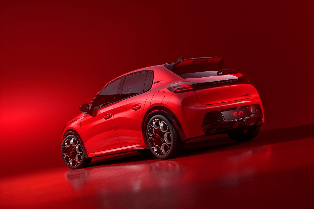 La nuova Peugeot E-208 GTi