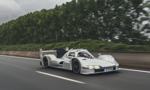 La nuova Porsche 963 RS