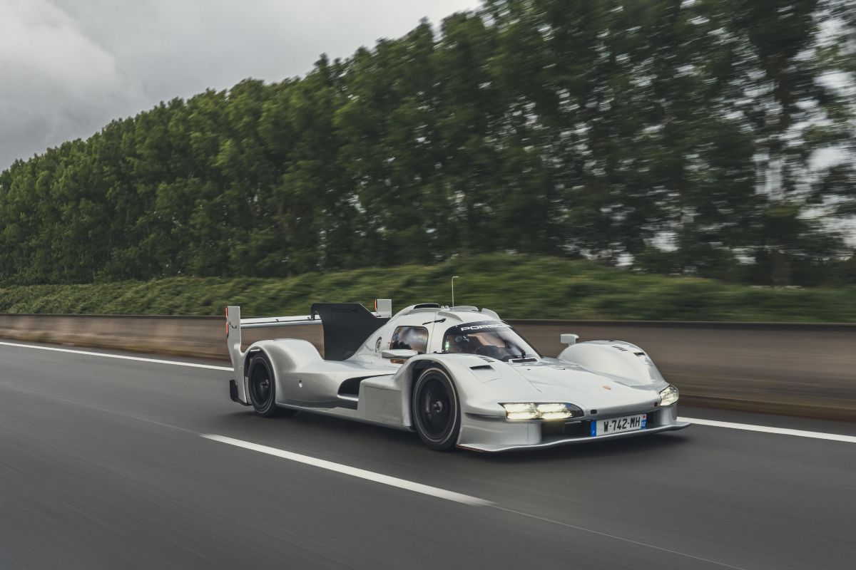 La nuova Porsche 963 RS
