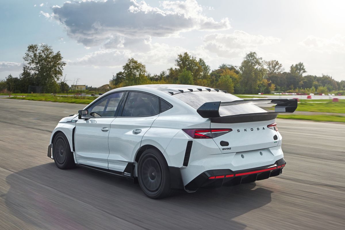 La nuova Skoda Enyaq RS Race