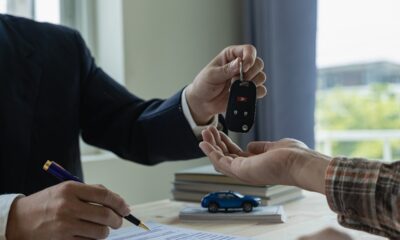 Firma del contratto di noleggio auto e consegna delle chiavi